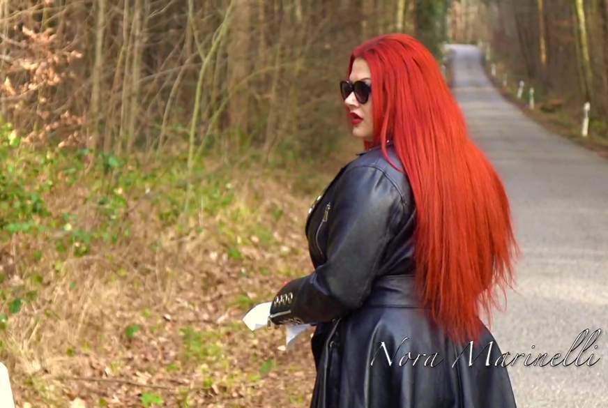 Outdoor P****n in Leder von NoraMarinelli