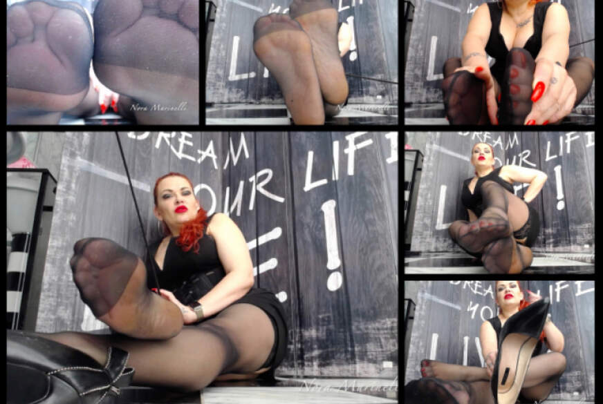 Leide unter meinen geilen Schweißfüßen, du O***r! von NoraMarinelli