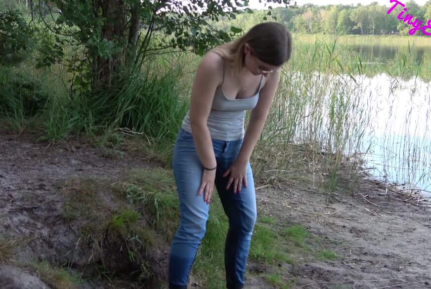 OMG ich hab mir in die Hose gemacht Mein Erstes Jeansp**s Video Natursekt von TinyEmily