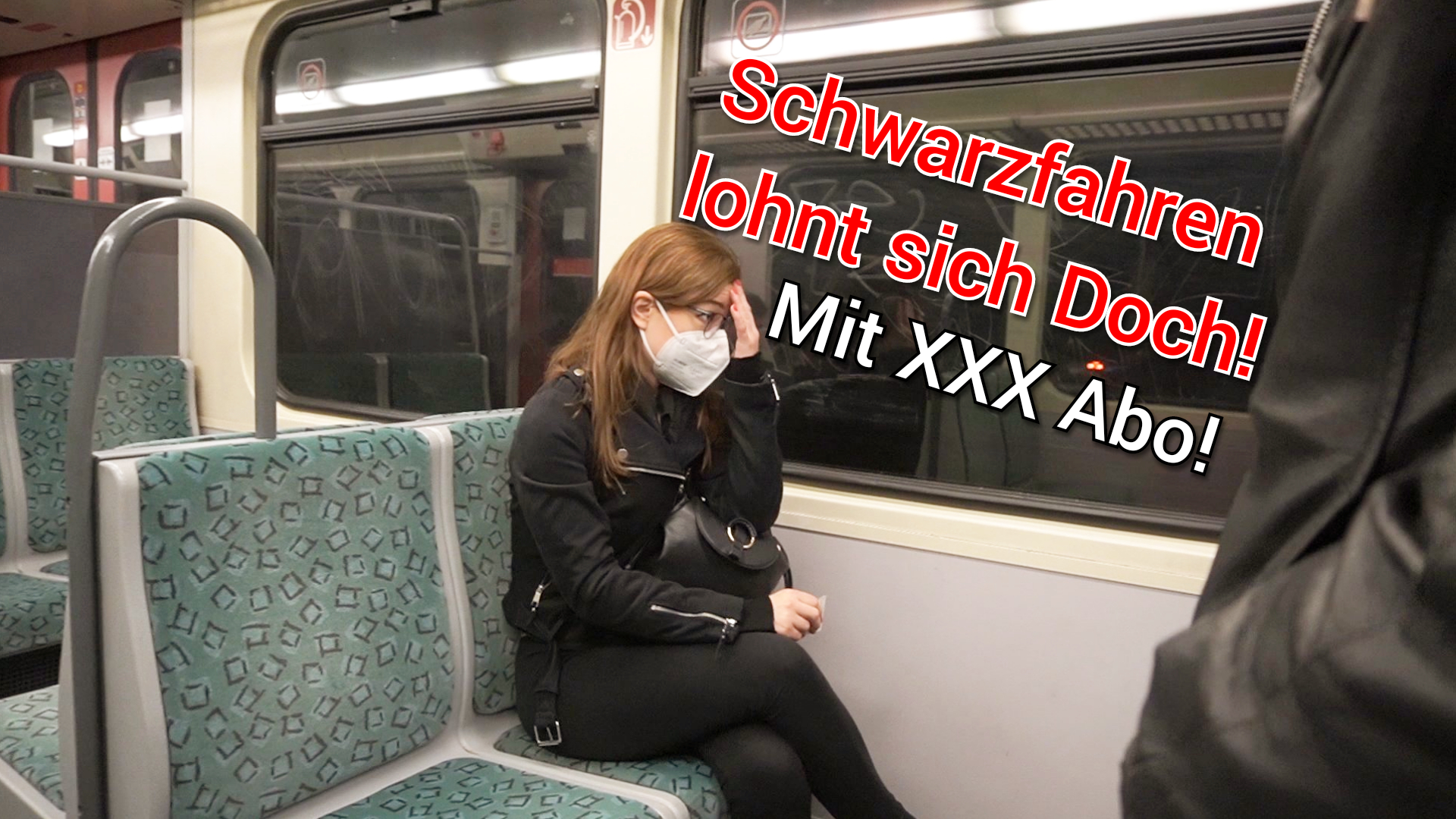 Auf dem Rückweg von der Uni nahm ich wie immer die S-Bahn.  

Ich hatte es eilig und es war schon spät. 

Als ich endlich in der S-bahn war, kam auch noch so ein Dorf Sherif von Fahrkarten Kontrolleur. Der hatte mich letztens schon so angesehen, als ob er mich mit seinen Augen ausziehen will. 

Aber was soll er mir schon können? Ich habe meine Lektion gelernt so oft wie ich schon erwischt wurde. 

Ich hielt ihm meine Fahrkarte hin. 

Er meinte ich solle mit ihm mitkommen, hätte nicht den richtigen Tarifbereich. 

Manchmal bin ich so blond !!! In meiner Hektik vorhin habe ich auch noch die falsche Fahrkarte geholt! 

Er machte mir ein merkwürdiges Angebot. Ich wusste gleich worum es geht und ich ging drauf ein.

Nun habe ich ein FickAbo. ;) Zum Schwarzfahren, soviel kann ich schon mal sagen ;) !!!