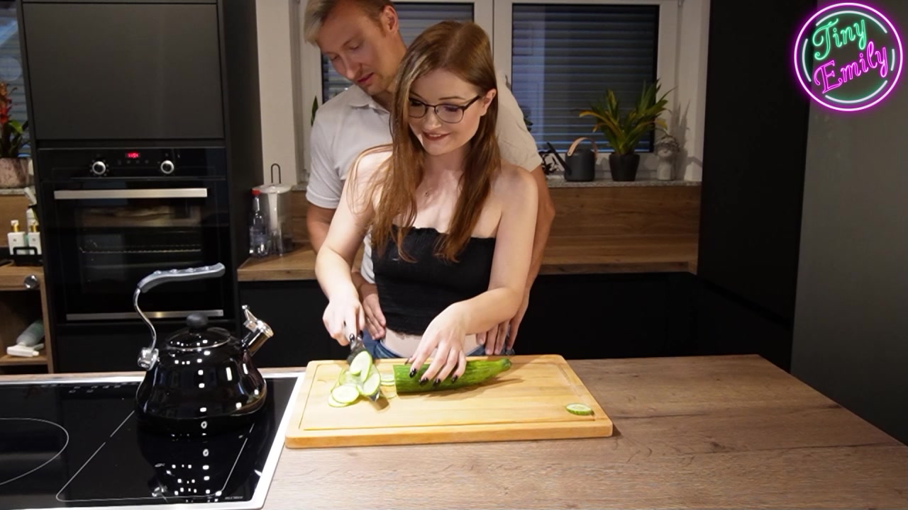 Ich war bloß kurz zu Besuch. Meine Freundin wollte nur kurz los, noch was für den Salat besorgen. 

Mit dem Gurken schneiden fang ich schon mal an, dachte ich mir.  

Ihr fauler Typ gammelte mal wieder auf dem Sofa rum und kuckte Fußball. 

Auf einmal stand er auf. Anscheinend war es wohl Halbzeit und ich dachte mir nur, na der will sich bestimmt nur ein Blondes aus dem Kühlschrank holen.  

Aber nicht das er was Brünettes will... 

Mich!!!

Er griff mir einfach so unter das Oberteil. 

Knetete mir meine Titten. 

Er wollte doch nicht wirklich seine Frau mit mir betrügen oder??? 

Auch wenn ich schon lange mal mit ihm ficken wollte,  richtig war das nicht, sagte mein Kopf. 

Meine Muschi sagte aber was anderes. Sie war schon ganz nass bei dem Gedanken daran.

Komm schieb deine Gurke in meine nasse Fotze!!!



Würdest du deine Frau mit mir betrügen??