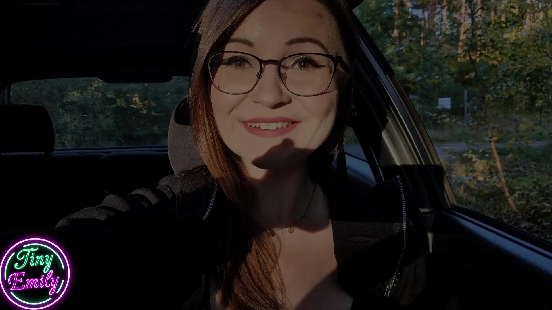 Er wollte nicht erkannt werden. Ich hab ihn auch voher nie gesehen... Irgendwie hat mich das schon sehr angemacht. Es ist aufregend, Merkt man mir meine Nervosität an? So, ich soll hupen wen ich da bin. :) Ohhh was erwartet mich den da?? Ein Schwanz der mir gleich durchs Fenster entgegen schaut? Ich sag nur ein Wort. Geil!!! #parkplatz #Ficktreffen #AO