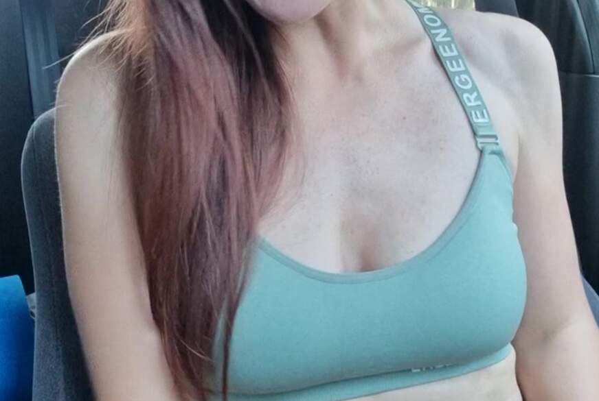 TinyEmily: Horny im Auto