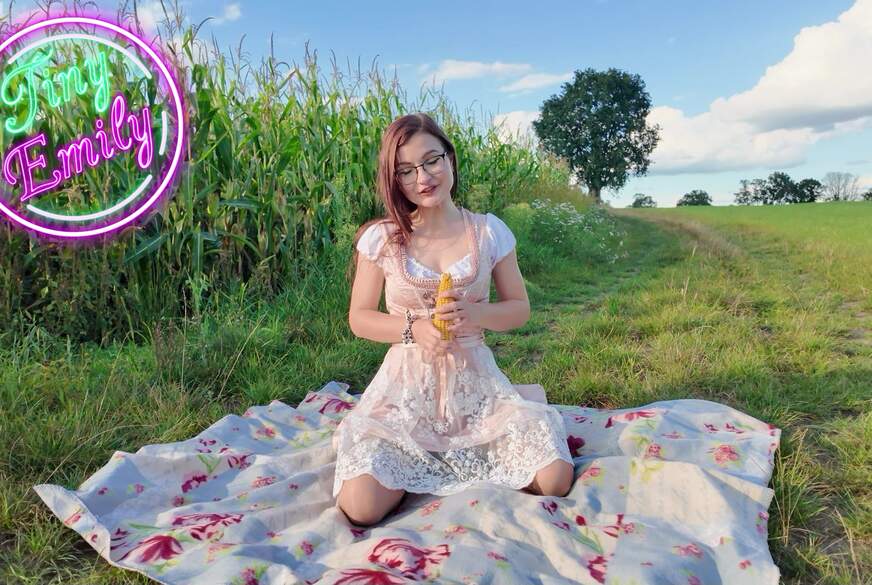 TinyEmily: Dirndl Wiesen Snack!! Meine F***e hat Hunger