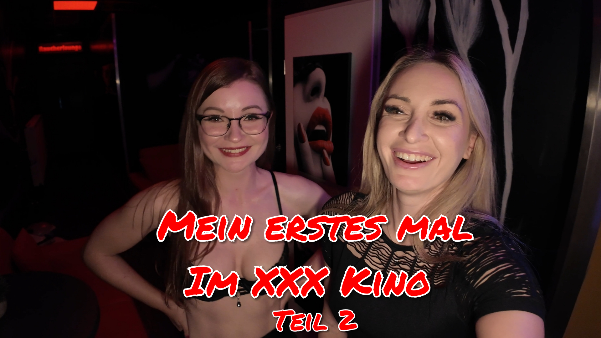 Wir haben uns schon eingefickt und ich fand erstaunlicher weise sehr viel Spass daran, völlig neue Erfahrungen im Pornokino zu machen...
 Ich glaube man sieht es meinem Gesicht an. ;) 
Bamm gehts weiter... 
Heute müssen unsere Fotzen nochmal befüllt werden. 
Wie wäre es mit einer Runde Schlammschieben?
 Ging mir so durch den Kopf. 
Also machten wir uns auf den Weg zum Kinosaal 2. 
Da saß schon Jemand! 
Mit dem steifen Schwanz am wichsen. 
Das ist doch geradezu eine Einladung.
 Der sagt niemals nein...