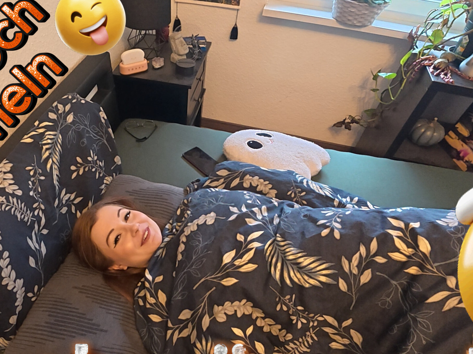 Ich dachte, ich kann endlich mal wieder ausschlafen...mmh...
So einen geilen Traum hatte ich. Da war meine Muschi richtig nass, als ich die Augen aufgemacht habe. 
Mein Stiefvater hat mich geweckt und wollte das ich aufstehe. 
Stimmt. Da war ja noch was. Wir wollten den Wochenendeinkauf erledigen. Seine bessere Hälfte hatte Dienst dieses Wochenende. Wir waren also ganz alleine. ;) 
Kommst du noch ein bisschen kuscheln?? Ich kann noch nicht aufstehen. 
Ich war doch noch so geil von meinen Traum. :)  Das wir das Haus für uns alleine haben...
Diese Situation schrie förmlich danach sie auszunutzen. 
Außerdem wusste ich genau, dass seine Eier Prall gefüllt waren. Der Haus Drache lässt ihn ja schon lange nicht mehr ran. 
da wird er doch nicht nein sagen können .... Oder ??? 
Gummi ? hab ich natürlich nicht  wieso auch   ich will doch nur kuscheln ;)