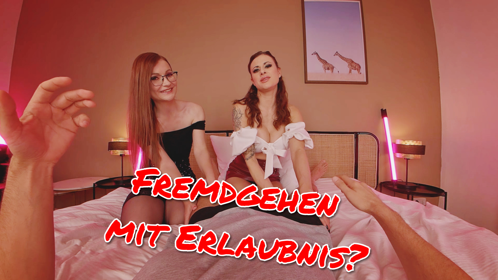 Wir kamen gerade aus dem Kino – und das, was wir auf der Leinwand gesehen hatten, hatte uns beide ziemlich angemacht. Diese Romanze hatte es wirklich in sich… Kein Wunder also, dass die Stimmung zwischen uns plötzlich knisterte.

Wie das bei uns Schnattertanten so ist, kam eins zum anderen – und zack, hatte ich meinen Zug verpasst. Tja… und wo schlafe ich jetzt?

Ihre Idee: Ich komme einfach mit zu ihr. Problem nur – ihr Typ war schon da. Und es gab nur ein Bett. Aber besser als ein teures Hotel oder ein Taxi quer durch die Stadt, dachte ich mir. Also sagte ich zu. Was sie allerdings wirklich geplant hatte, war mir in diesem Moment noch nicht bewusst.

Als wir bei ihr ankamen, wartete er schon – sichtlich überrascht, dass ich auch dabei war. Doch sie hatte einen Plan. Und der sollte mir nicht nur einen Schlafplatz bescheren…

Was dann geschah, entwickelte sich schneller als gedacht. Die Spannung im Raum war kaum auszuhalten, und ehe ich realisierte, was eigentli