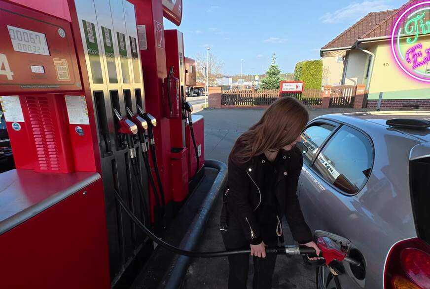 TinyEmily: Abgeschleppt an der Tanke ! Mein Neuer Treibstoff heist  S****a !