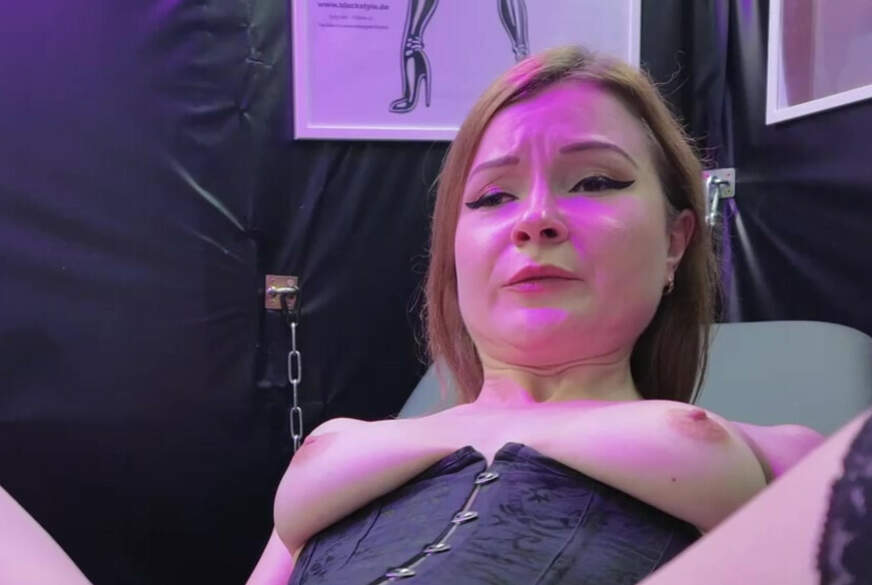 TinyEmily: Mein erstes Mal mit einer echten Domina. Und sie hat mich komplett zerstört