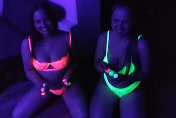 Nackt mit Neonfarben im Schwarzlicht mit Elenarebelle