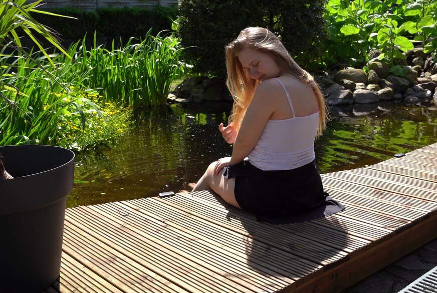 Maja-Meer: Draußen in der Sonne masturbiert mit S****t!!