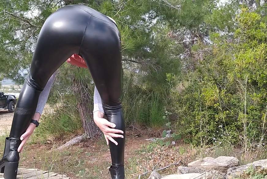 Geile Latex Leggins Outdoor Spielchen von Alexiya