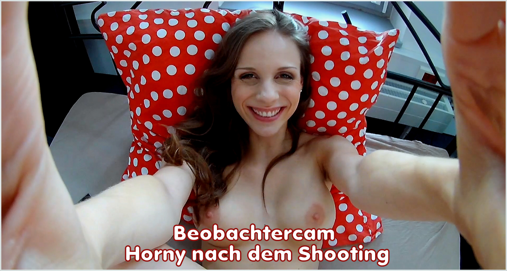 Gerade mit dem Fotoshooting fertig, aber wie immer ist meine Pussy nass – ich konnte es mir leider nicht erlauben während des Shootings zu wichsen, deshalb nehm ich euch mit ins Studio, in mein ganz privates Zimmer. Es war ein langer Tag von 8 Uhr Früh bis 6 Uhr abends gearbeitet und nun mega rattig! Na Lust mich und meine feuchte Muschi zu beobachten?