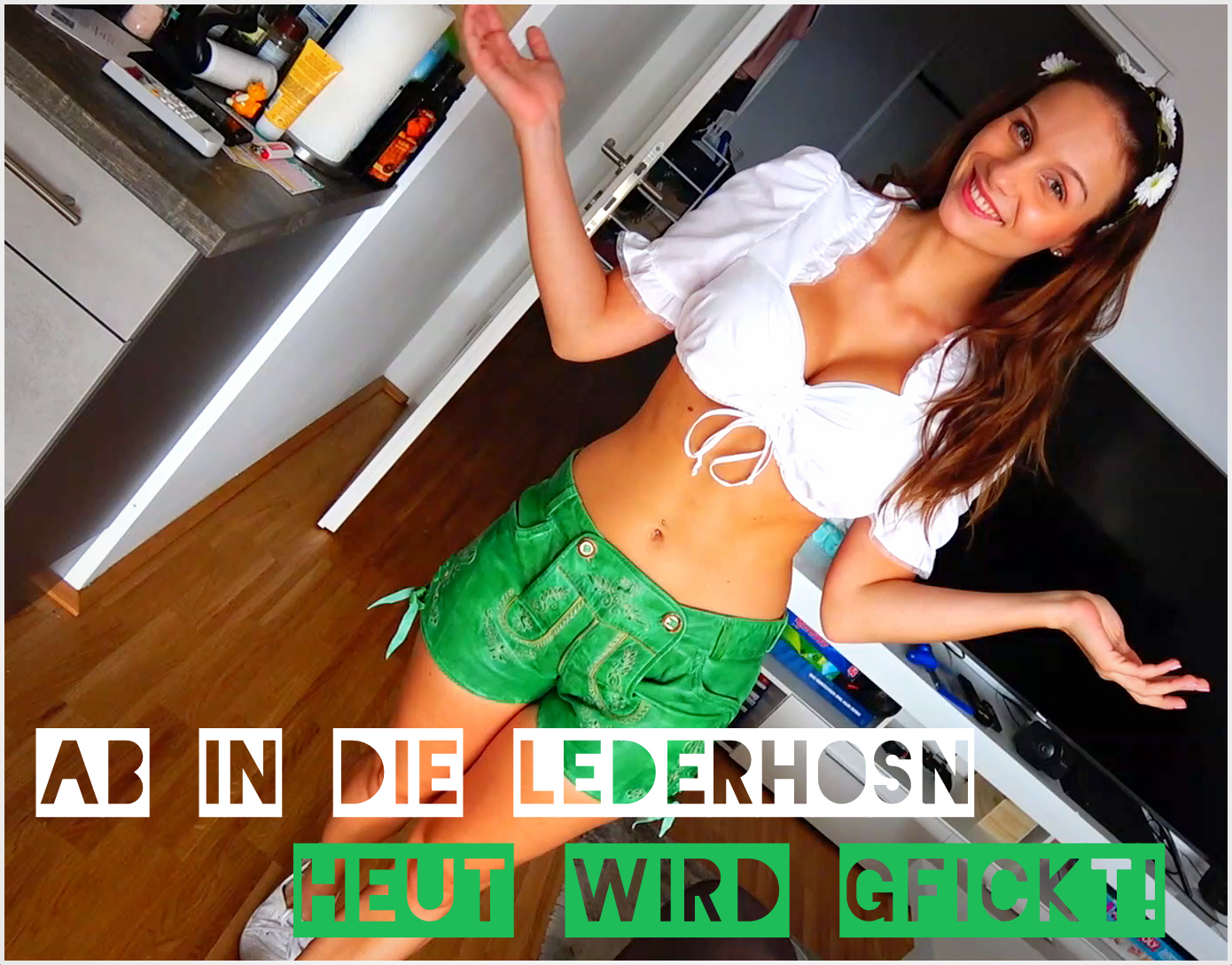 Ein Dirndl hat jedes Mädl zu solchen Veranstaltungen an – wird doch schon langweilig oder? Deshalb hab ich mich für eine hautenge Lederhose und einer Dirndlbluse mit einem sehr netten Dekolette entschieden. Mein Begleiter konnte kaum den Blick von meinen prallen Backen lassen, also warum nicht das Outfit testen bevor die Party so richtig losgeht? ;D