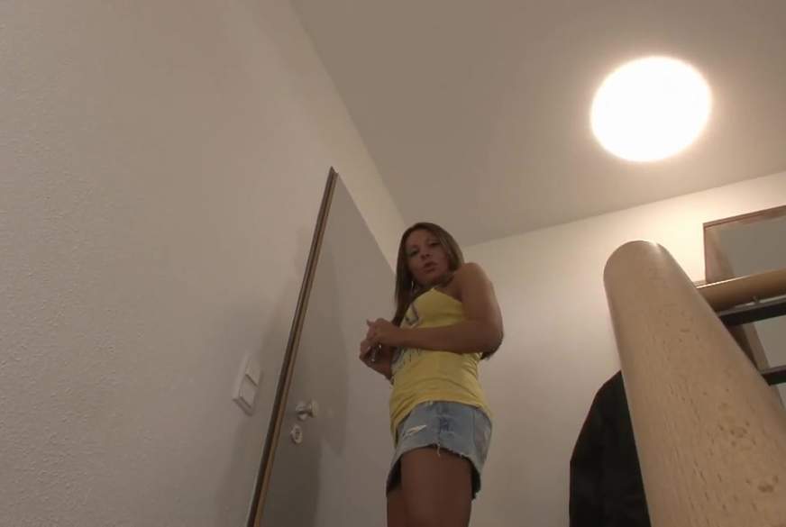 Strip-maus: Krass ! Den Nachbar im Hausflur a*******t!!!