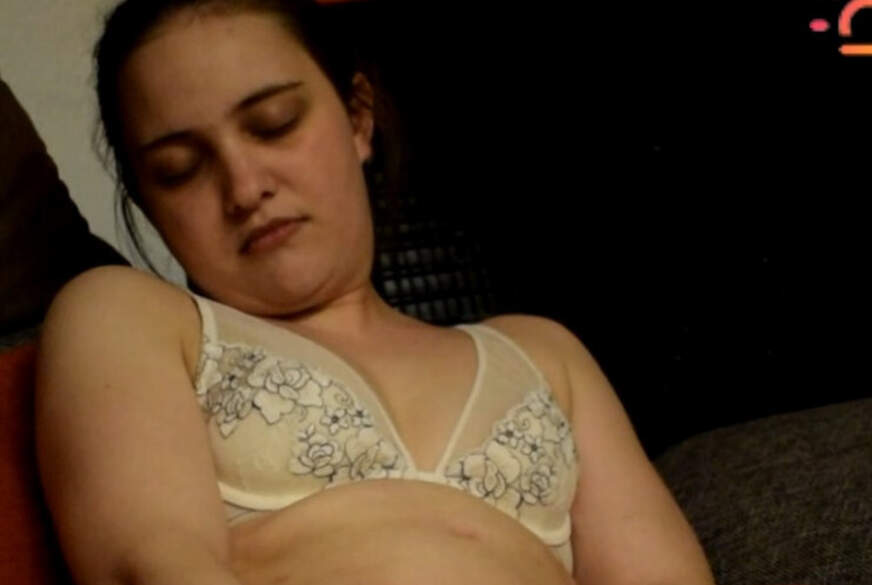 Josefine-Sommer: Ich führe mir das erste mal einen Gegenstand ein, und zwar einen Schneebesen.