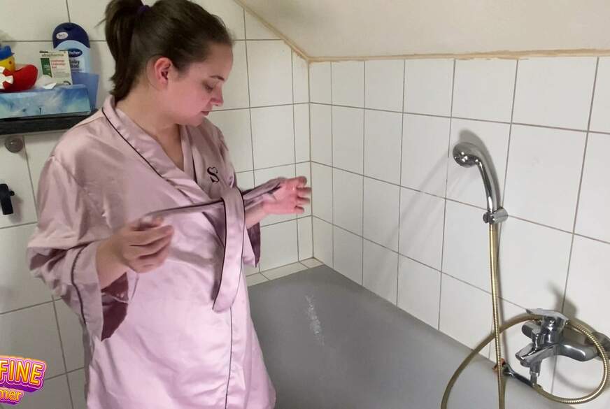 Josefine-Sommer: In der Badewanne mit der Duschbrause gespielt