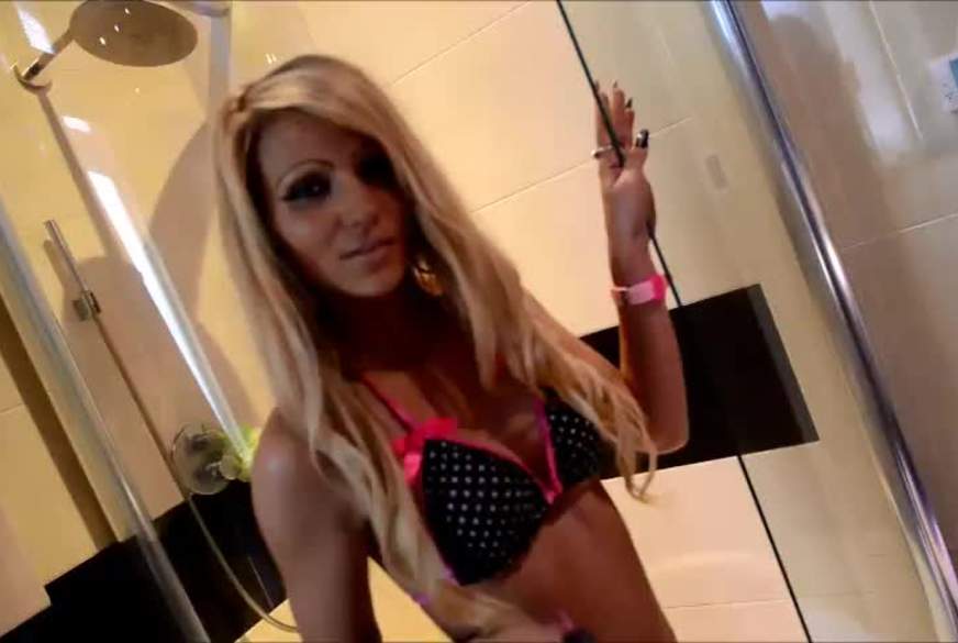 Duschen im Bikini von Sexy-Anke pic1