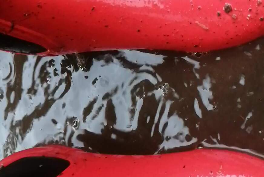 DIEDUNKLEMEL: KURZES PFÜTZEN SPRINGEN