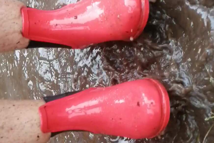 DIEDUNKLEMEL: KURZES PFÜTZEN SPRINGEN