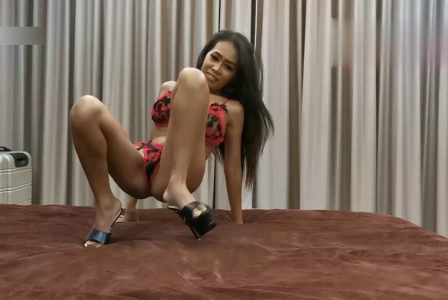 Noki-Thai - Dildo Show mit einölen - Solo von Noki-Thai