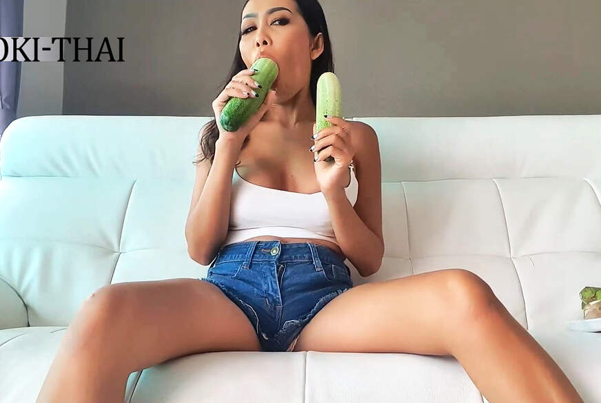 Noki-Thai: Noki-Thai - Selbstbefriedigung mit 2 Gurken - DP - Solo