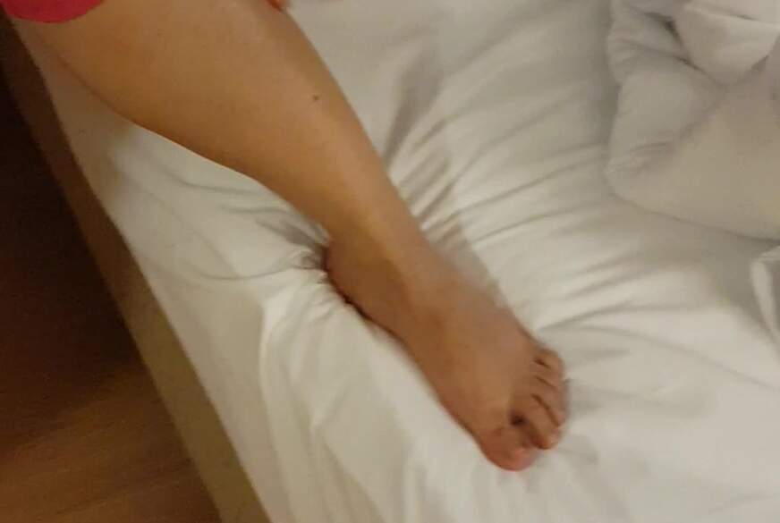 hotsonne21: Füße mit Creme massieren