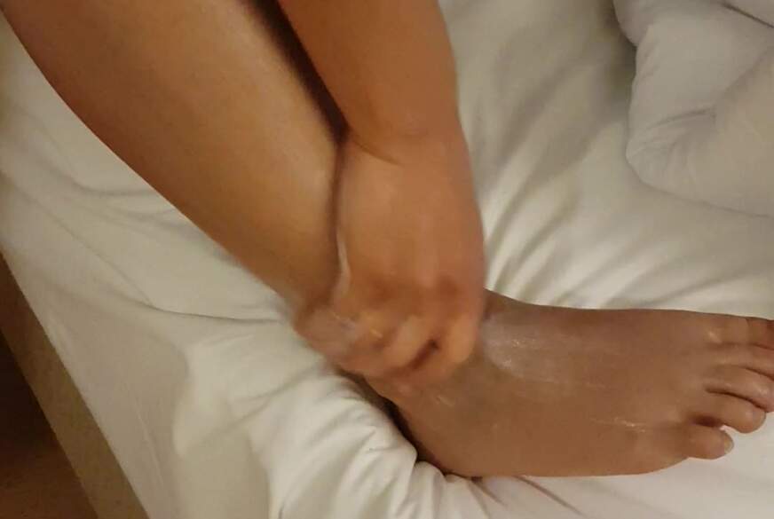 hotsonne21: Füße mit Creme massieren