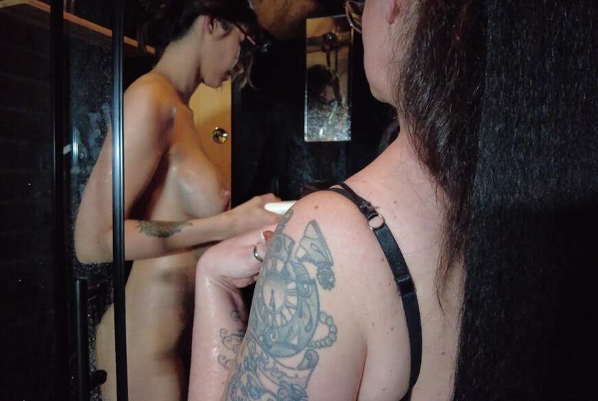 MaraLeNoir: Verbotene Dusche! Stiefmutti säubert meine T**nie F***e