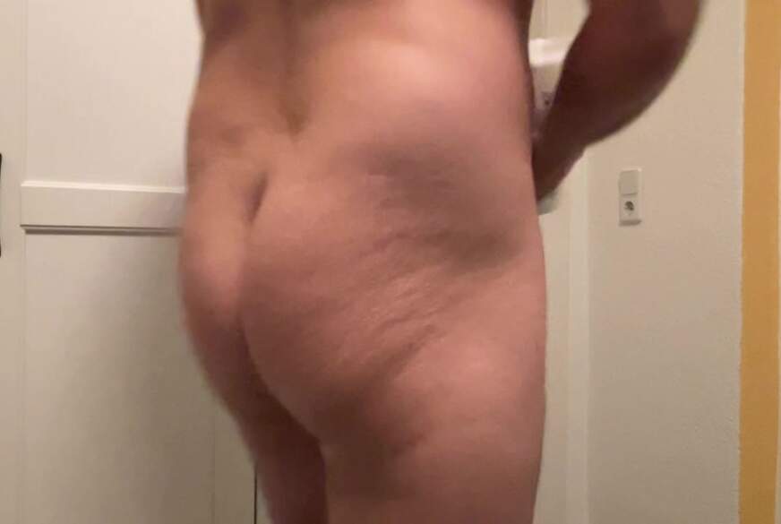 D***ysLittleb***h: Mann macht sich fertig für den Tag