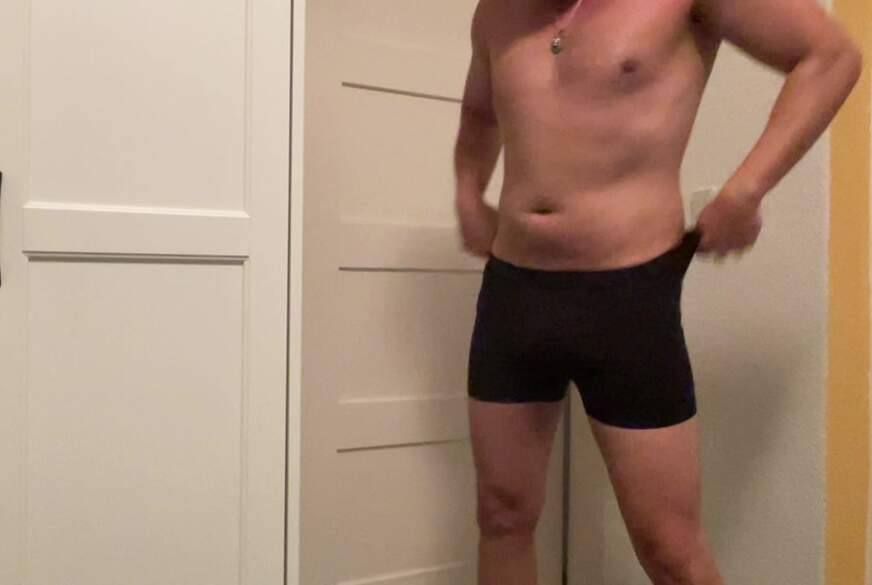 D***ysLittleb***h: Mann macht sich fertig für den Tag