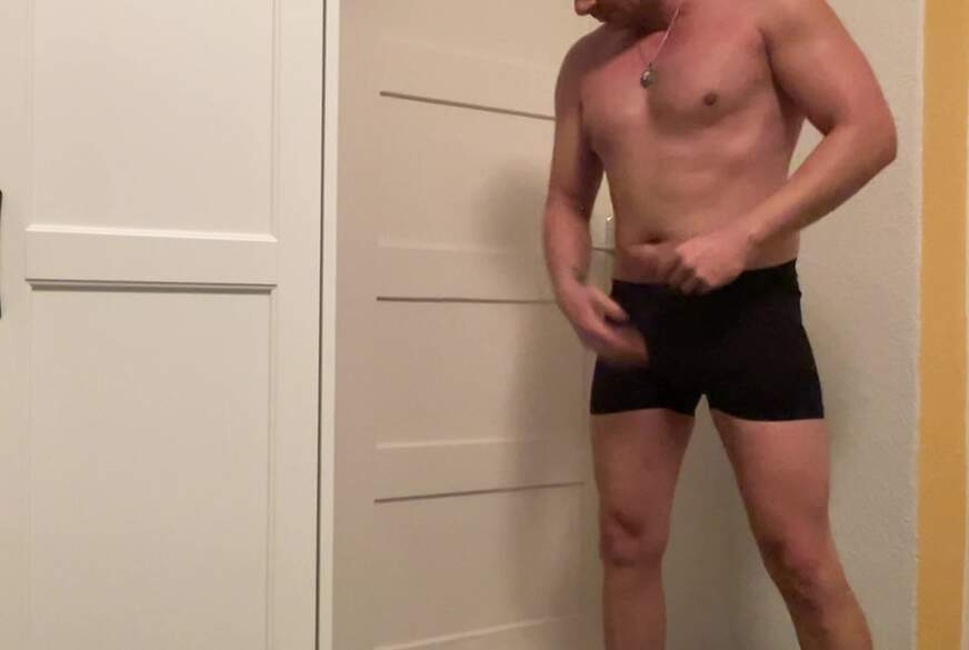 D***ysLittleb***h: Mann macht sich fertig für den Tag