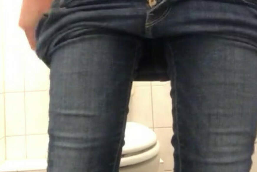 D***ysLittleb***h: Ich mache es mir auf der öffentlichen Toilette