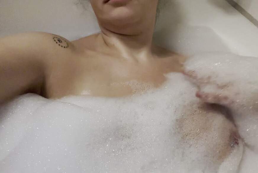 Lena-M: Tittenmassage in der Badewanne