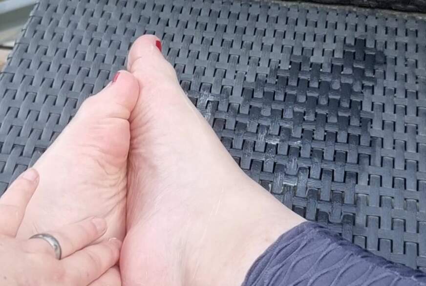 Füsse eincremen von FEETGirlBBW pic3