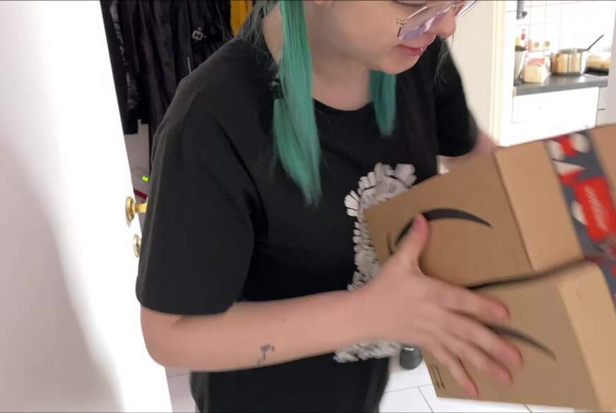 Natalie-Nuts: Den Paketboten geil A********n!!!