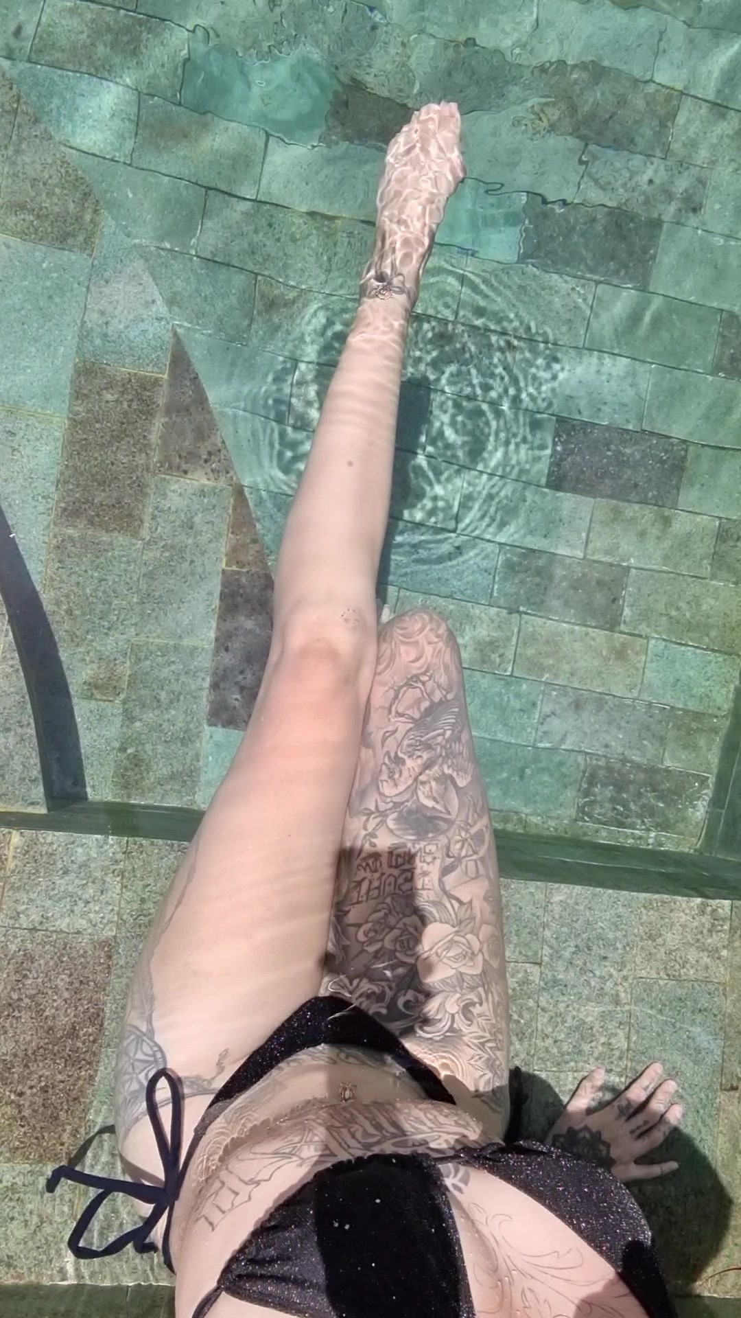 im schwarzen Bikini im Pool schau dir diese schöne Umgebung an, also mir würden eine menge Plätze hier einfallen, wo wir eine menge Spass haben könnten, dir auch? 
Stell dir vor du würdest hier vor mir sitzen, anfangen meine Beine zu streicheln, mich zu Küssen ,dann am Hals entlang und runter zu meinen beiden Brüsten, ein leichtes Kneten und du wanderst weiter runter an meinen Schenkel entlang, dann schiebst du meine Bikini Hösschen ein Stück zur Seite und ... na wie würde es weitergehen?
