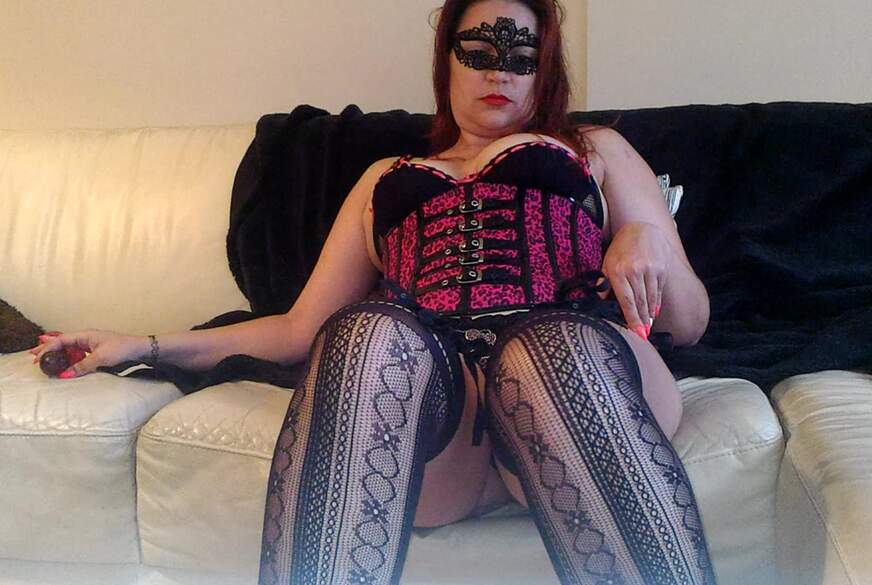 AriVoss: Zum ersten Mal masturbiere ich mit meinem neuen K*****rpiercing