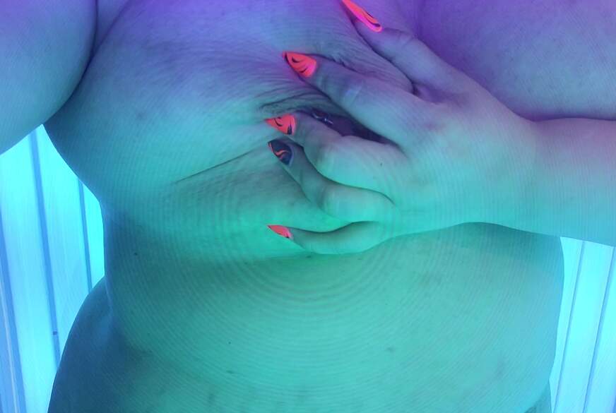 Curvy-Lucy: Neuer Besuch im Solarium