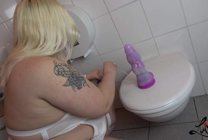 Curvy-Lucy: Spaß mit S****zdildo im Badezimmer