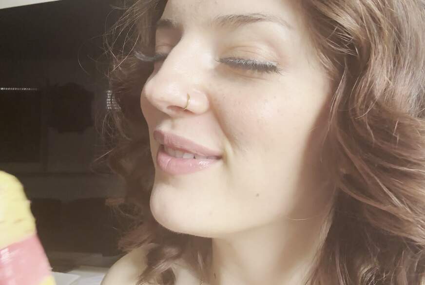 LexyGold: Lass Dich nicht ablenken, es ist nur ein Eis!