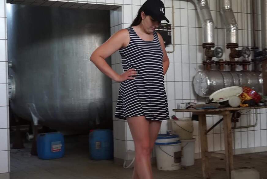 sexiii: PIPI im STEHEN IN VERLASSNER SCHNAPSBRENNEREI