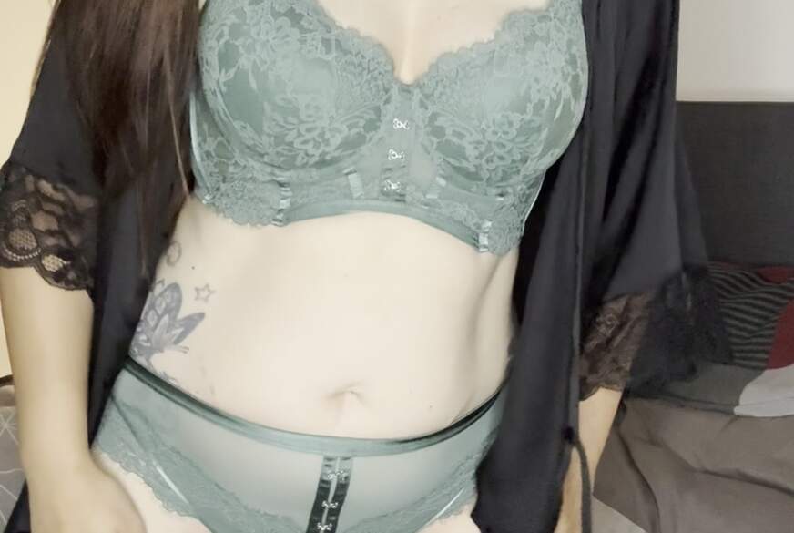 MrsBigb**t: Mit Dessous im Bett