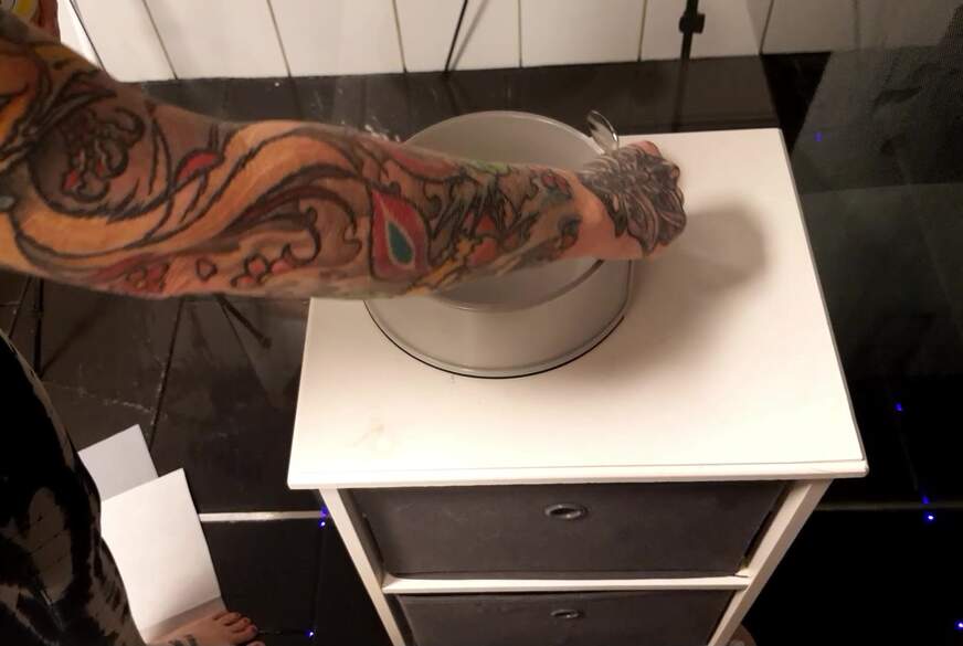 Heute gibt es ür den Sklaven Leckeren Brei auf Götlichem Fuss von Miss-V-Woolf