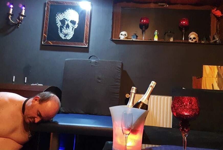 Mein Sklave durfte Brav warten und mich dann Verwöhnen von Miss-V-Woolf pic1