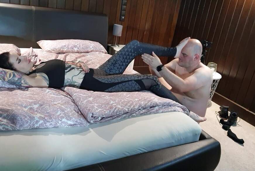 nach Dem Joggen sich erstmal die Füße verwöhnen lassen von Miss-V-Woolf pic3