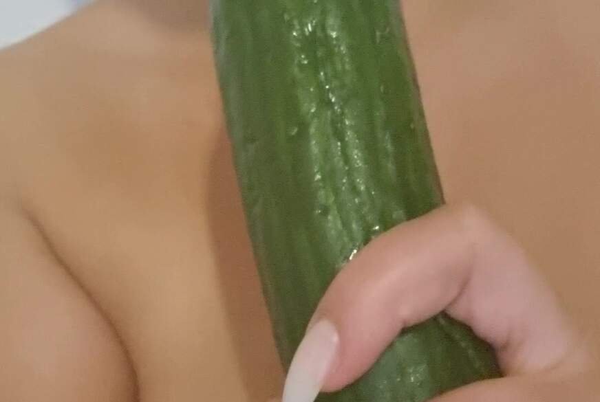 Juliasehrsexy: Ich  lutsche eine GURKE