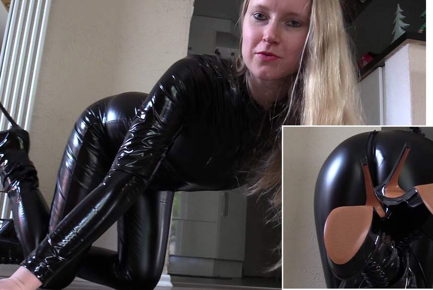 Anni-Next-Door: Geile W************g im Lack-Anzug und Stiefeletten