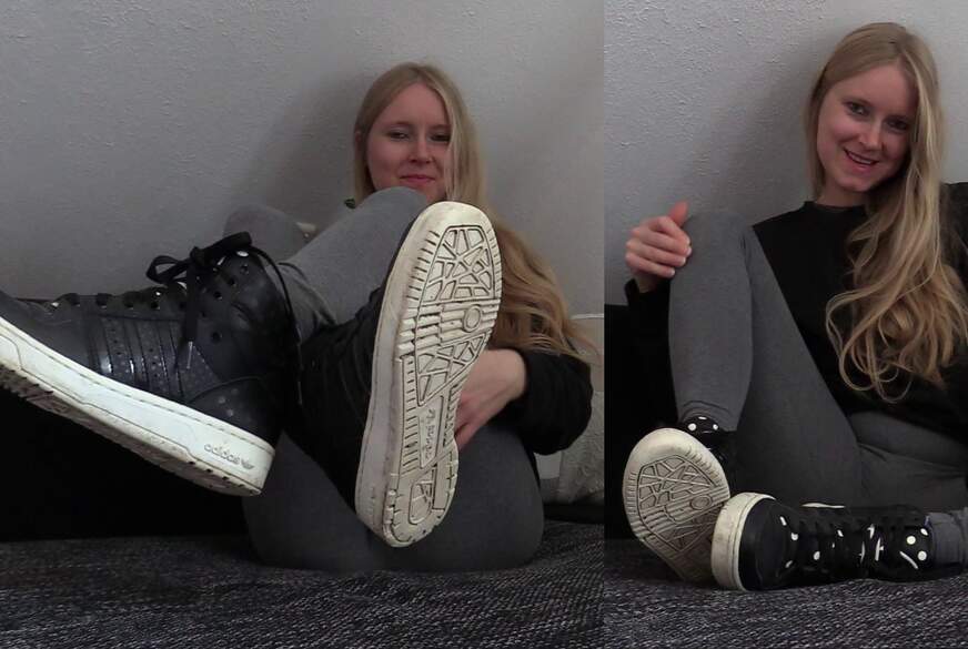 Sneaker Girl lässt dich auf ihre Schuhe s******n von Anni-Next-Door