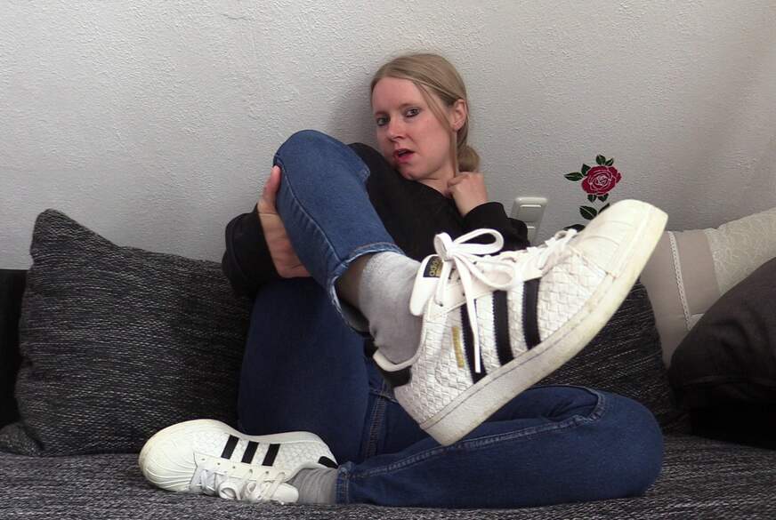 Anni-Next-Door: S****z auf meine Superstar-Sneaker!